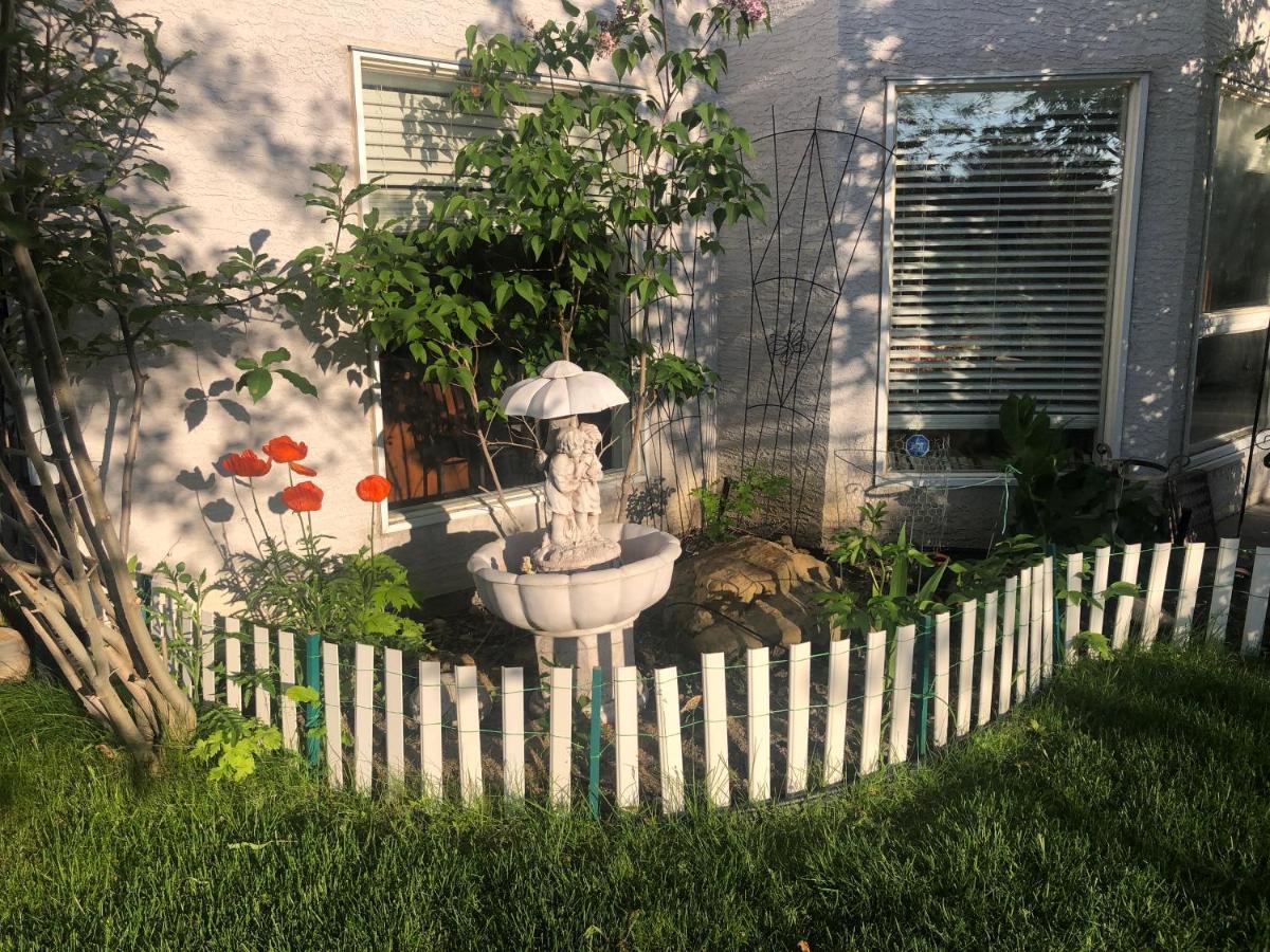 Hamptons Rose Garden Family! 호텔 YYC 외부 사진